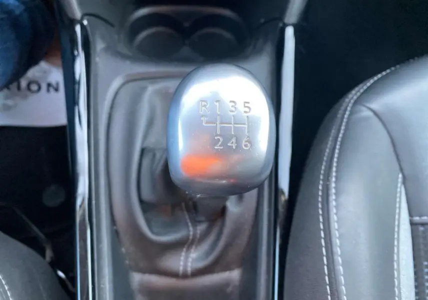 Vue rapprochée du levier de vitesse manuel argenté dans l'habitacle du Peugeot 2008 noir Perla Nera de 2017.