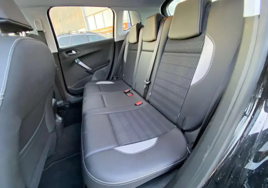 Vue intérieure côté arrière droit montrant les sièges sport noirs et gris de la Peugeot 2008 Allure 2017.