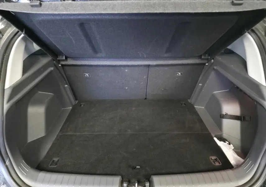 Coffre ouvert du Hyundai Bayon noir 2025, vue de l’arrière montrant un espace de chargement propre et modulable.