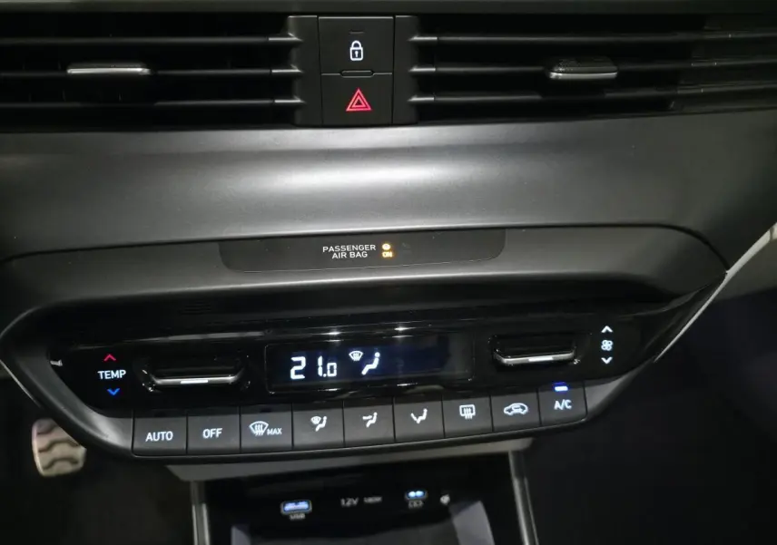 Détail de la console centrale noire du Hyundai Bayon 2025, affichant la climatisation automatique à 21°C.