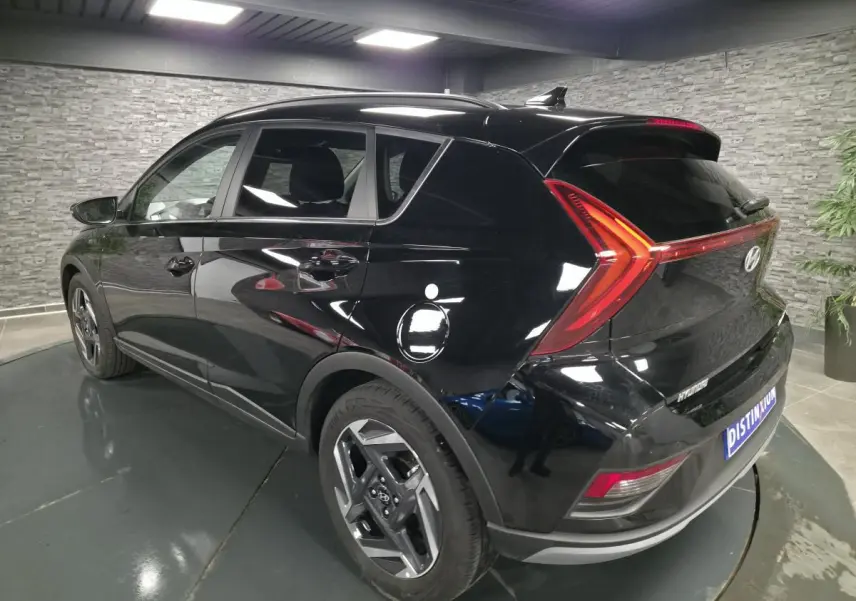 Vue 3/4 arrière droite d'une Hyundai Bayon noire avec feux arrière LED en forme de boomerang et jantes alliage 17 pouces.