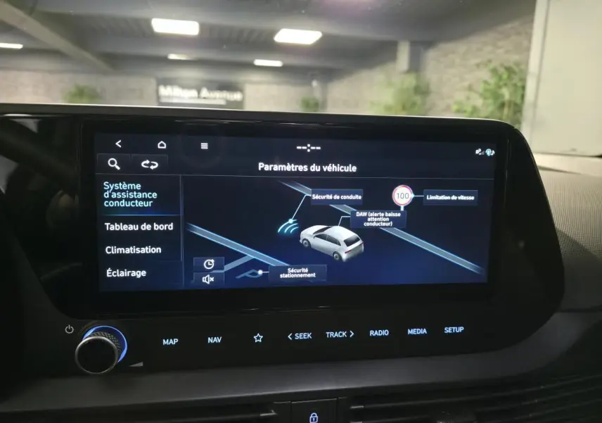 Écran tactile intérieur du Hyundai Bayon 2025 affichant les paramètres d’assistance à la conduite, vue frontale.