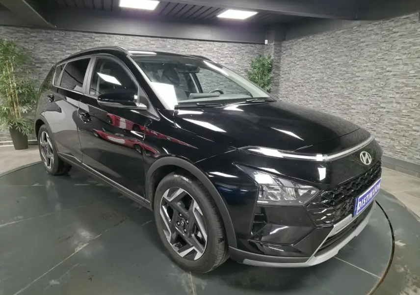 Vue 3/4 avant droit d'une Hyundai Bayon noire 2025 avec calandre noir laqué et jantes alliage 17 pouces.