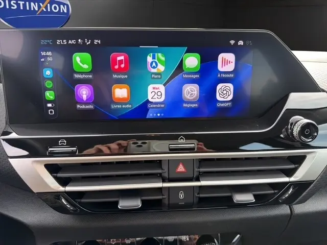 Vue rapprochée de l’écran tactile central 10 pouces du tableau de bord de la Citroën C4 hybride bleue 2025.