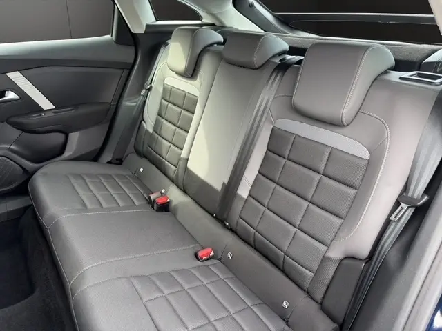 Vue intérieure sur la banquette arrière grise de la Citroën C4 Hybride 2025, avec appuie-têtes et ceintures visibles.