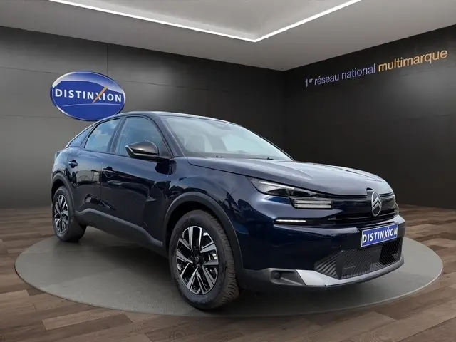 Citroën C4 hybride bleu en 3/4 avant droit, avec phares LED et jantes alliage distinctives.