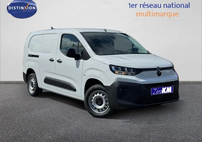 Citroën Berlingo Fourgon XL blanc Icy en 3/4 avant droit avec boucliers noirs et jantes acier.
