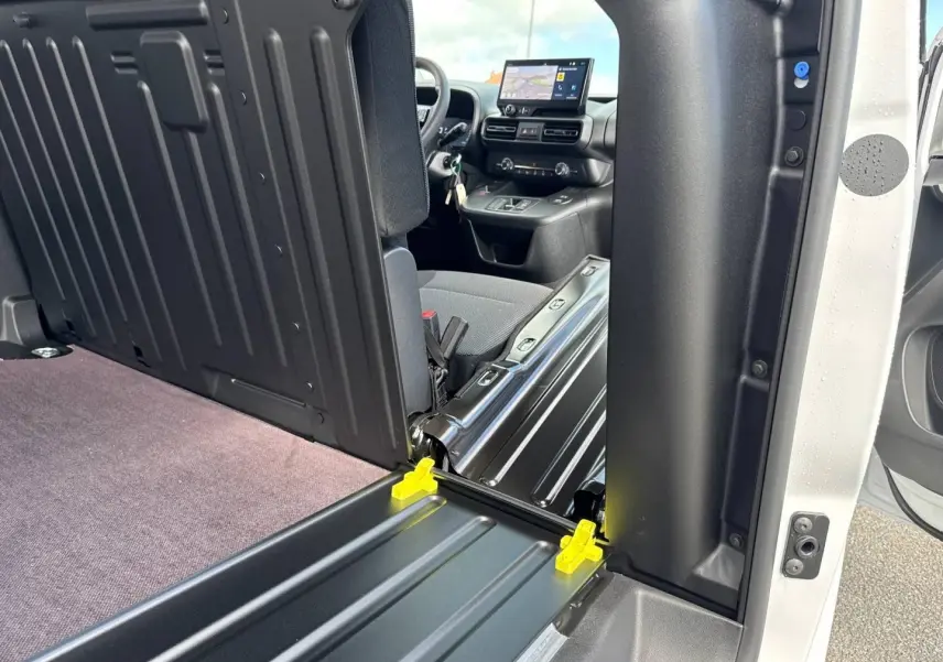 Vue intérieure côté droit du Citroën Berlingo Fourgon XL blanc Icy, montrant l'espace de chargement et le tableau de bord.