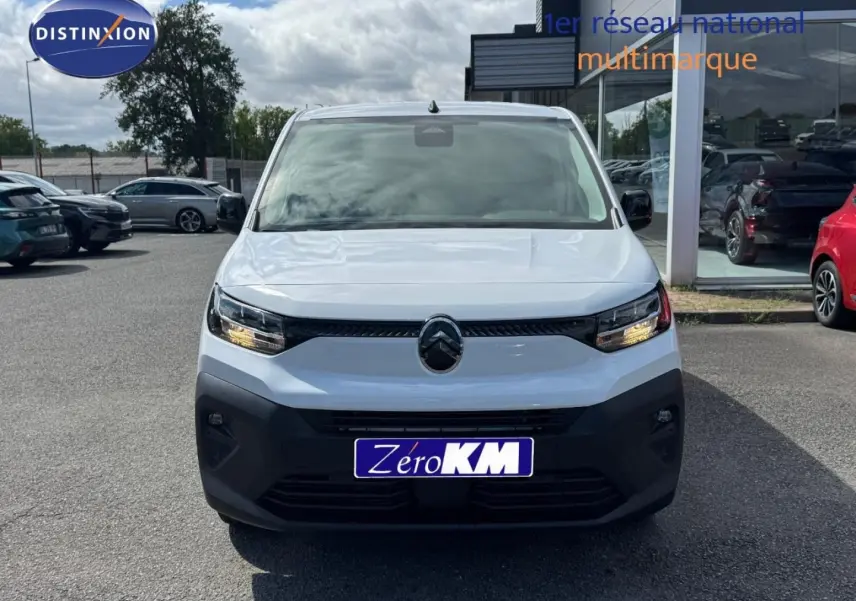 Vue avant d'un Citroën Berlingo Fourgon XL Diesel blanc Icy avec bouclier noir et phares allumés en extérieur.