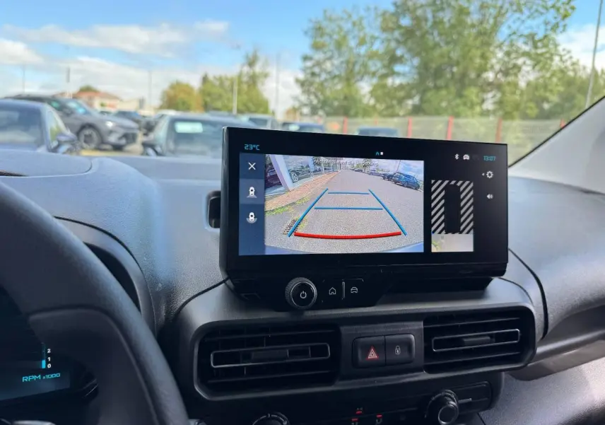 Vue intérieure du tableau de bord du Citroën Berlingo Fourgon XL 2026 avec écran tactile affichant la caméra de recul.
