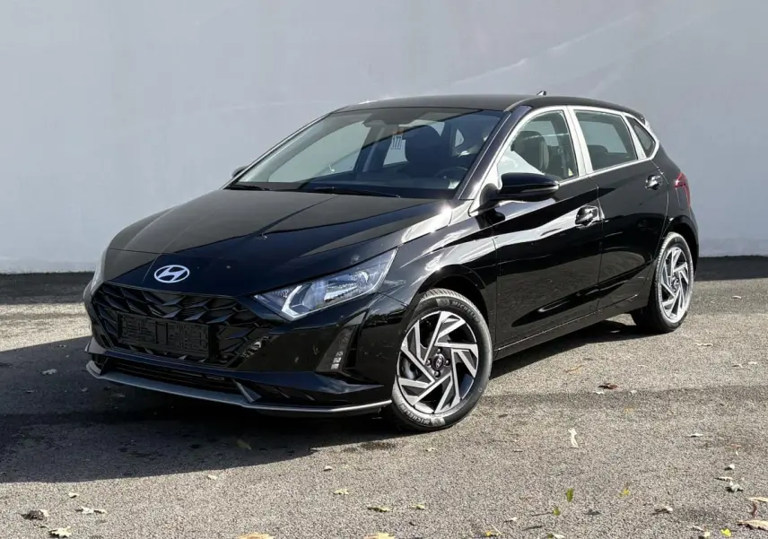 Hyundai i20 2026 noir métal en 3/4 avant droit, avec jantes alliage au design moderne et calandre marquée.