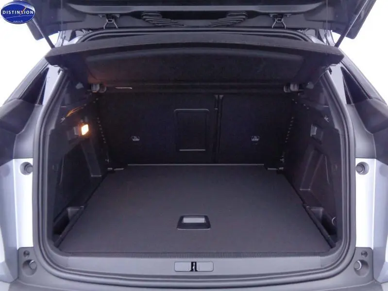 Coffre ouvert vu de l'arrière du Peugeot 3008 gris Artense, montrant un espace de chargement propre et spacieux.