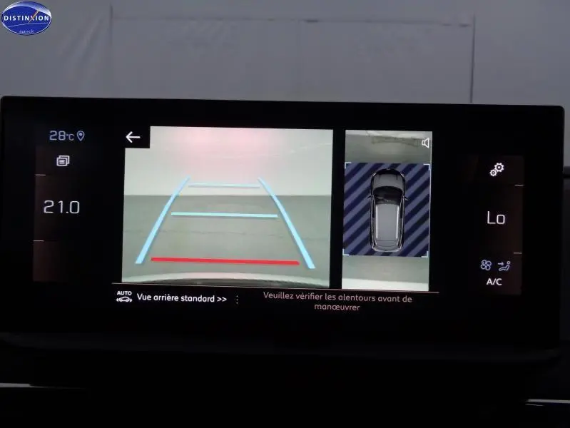 Écran tactile du Peugeot 3008 montrant la caméra de recul avec guidage et vue aérienne du véhicule gris Artense