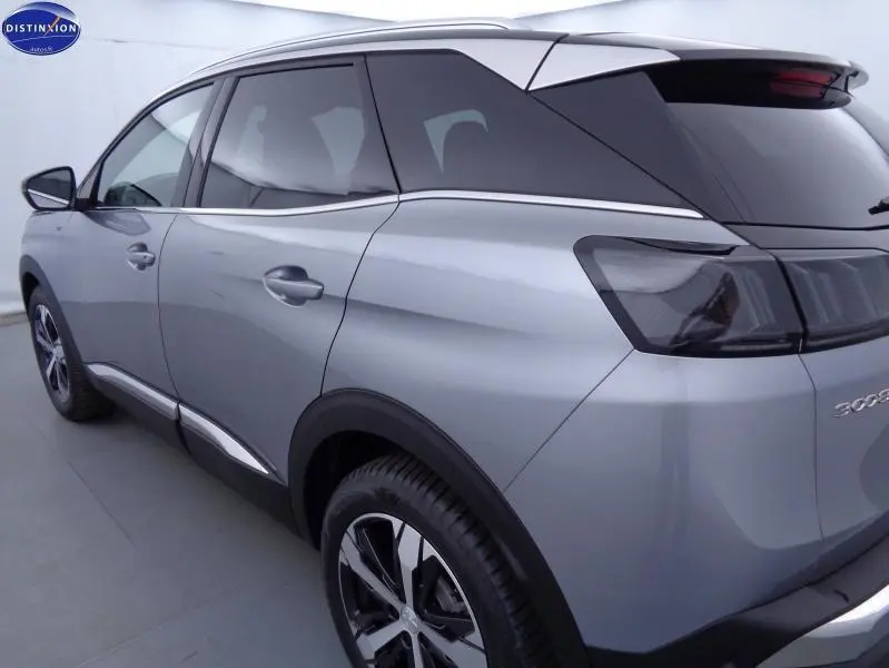 Vue 3/4 arrière droit du Peugeot 3008 gris Artense avec vitres surteintées et jantes alliage noires.