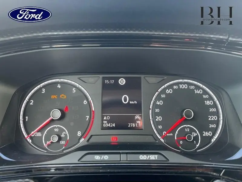 Tableau de bord du Volkswagen T-cross 2022 avec affichage digital au centre et compteurs analogiques blancs sur fond noir