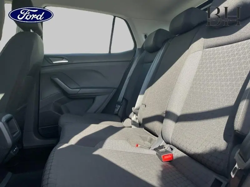 Banquette arrière en tissu gris vue côté droit dans un Volkswagen T-Cross 2022, intérieur lumineux