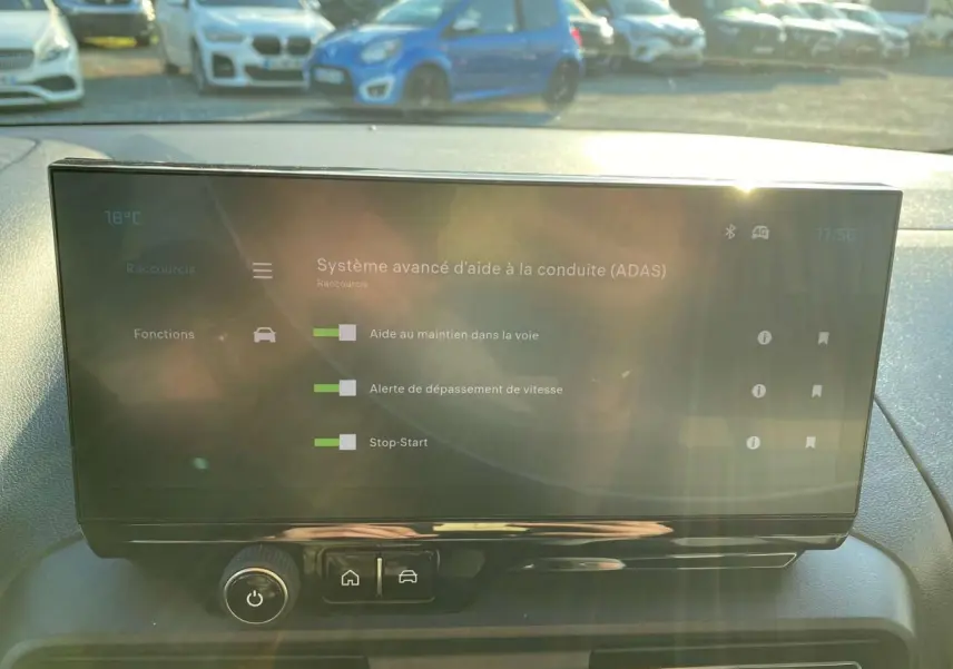 Vue intérieure sur l'écran tactile du tableau de bord du Citroën Berlingo 2025, affichant l'aide à la conduite.