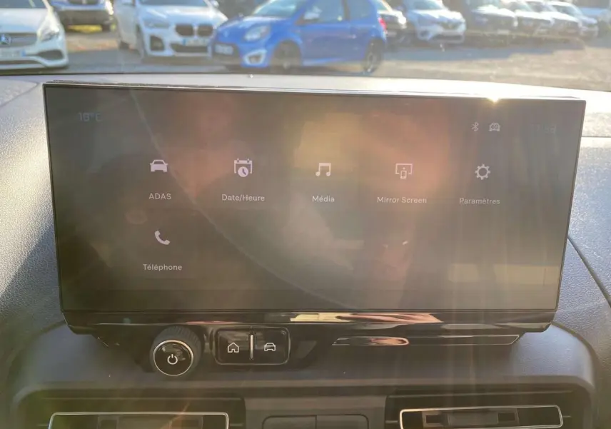 Écran tactile central du tableau de bord du Citroën Berlingo 2025, affichant les options multimédia et connectivité.