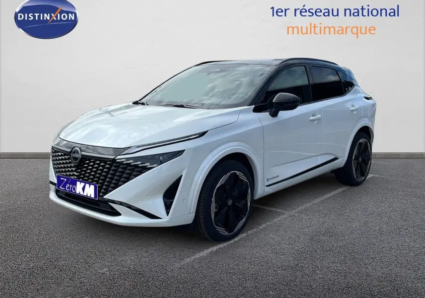 Nissan Qashqai 2025 blanc nacré et toit noir, vue 3/4 avant droit mettant en valeur sa calandre noire distinctive.