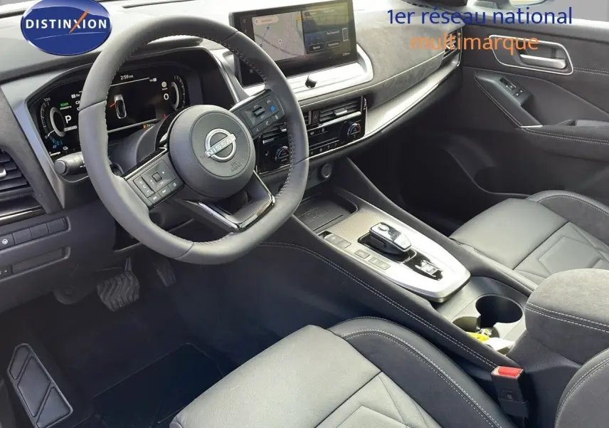 Intérieur du Nissan Qashqai 2025 vu côté conducteur, tableau de bord moderne avec écran tactile et volant multifonction.