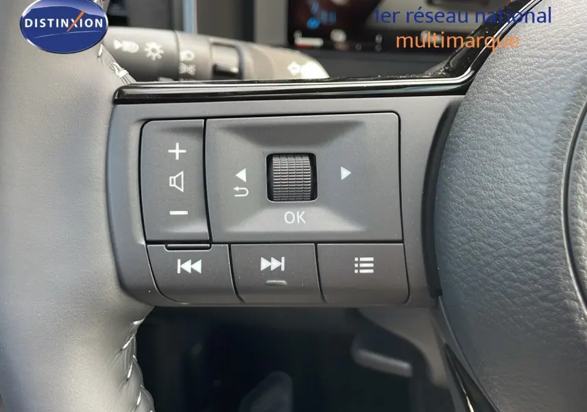 Gros plan sur les commandes multifonctions au volant du Nissan Qashqai 2025, finition N-Design.