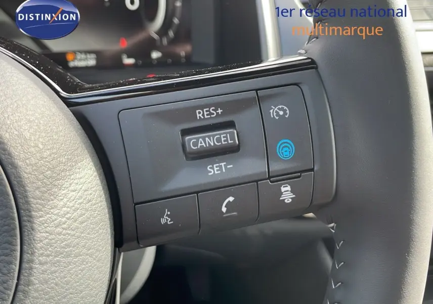 Gros plan sur les commandes au volant du Nissan Qashqai 1.5 VCT E-POWER 2025, finition N-Design.