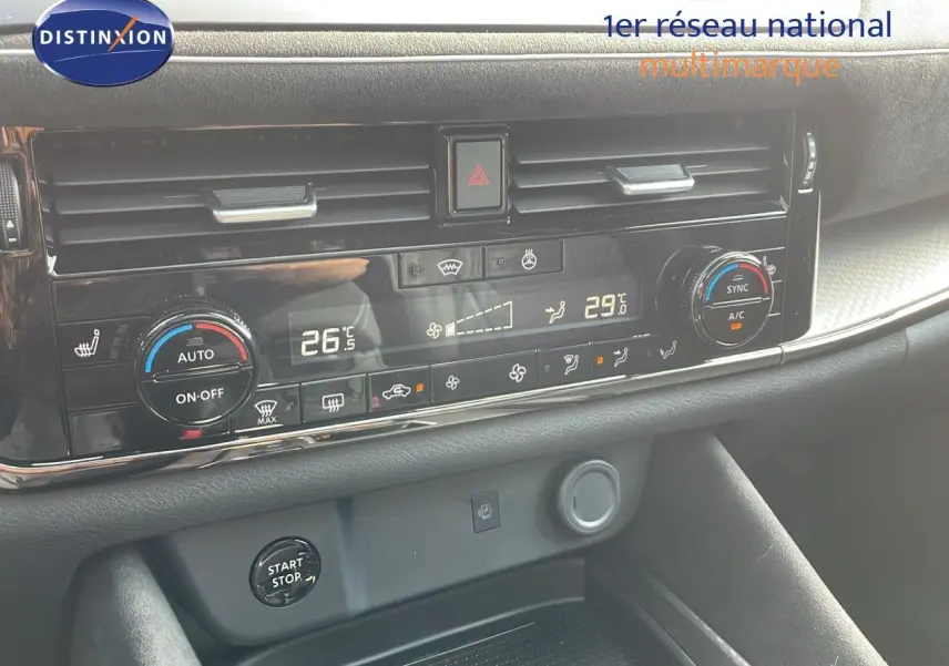 Tableau de bord du Nissan Qashqai 2025 avec climatisation digitale et commandes en noir brillant.