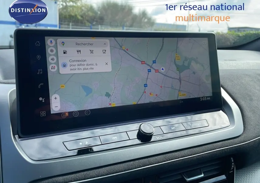 Écran tactile central avec navigation GPS dans l'habitacle du Nissan Qashqai blanc nacré toit noir 2025.