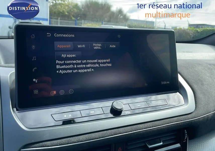 Écran tactile central du Nissan Qashqai blanc nacré avec toit noir, affichant le menu de connexion Bluetooth.