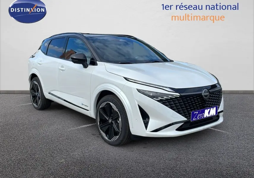 Nissan Qashqai blanc nacré avec toit noir vu de 3/4 avant droit, calandre noire et jantes noires distinctives.