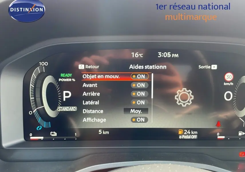 Tableau de bord numérique du Nissan Qashqai 2025 affichant les aides au stationnement activées.