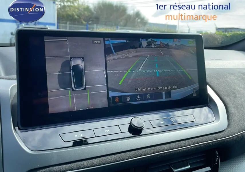 Écran multimédia du Nissan Qashqai 2025 montrant la caméra de recul et la vue à 360° du véhicule blanc nacré toit noir.