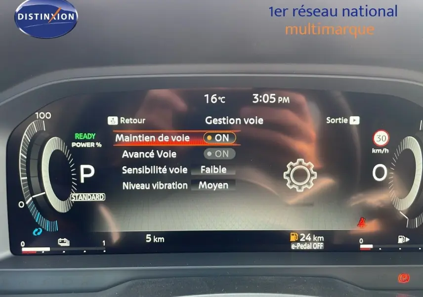 Tableau de bord numérique du Nissan Qashqai blanc nacré, affichant les réglages de maintien de voie et la vitesse limitée à 30 km/h.