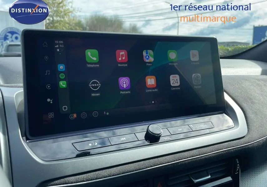 Écran tactile central du Nissan Qashqai 2025, affichant les applications connectées dans un intérieur moderne.