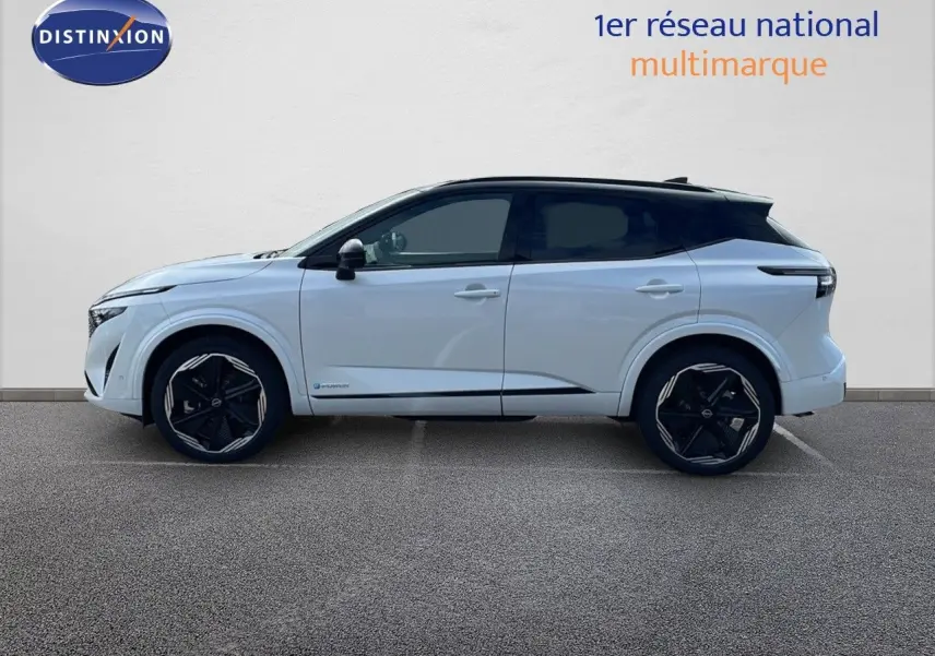 Profil droit du Nissan Qashqai 2025 blanc nacré avec toit noir, roues noires et lignes épurées modernes.