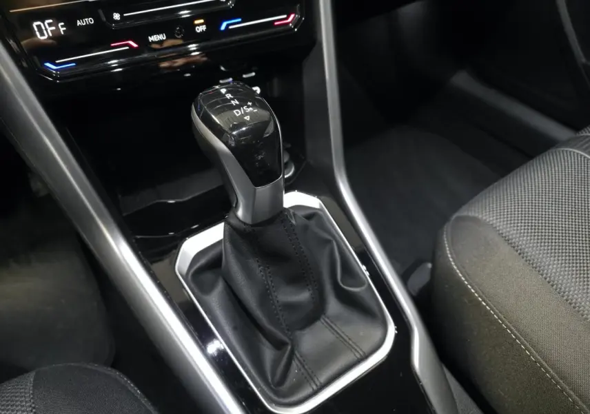 Le levier de vitesse automatique noir et argenté du Volkswagen T-Roc 2024, vue rapprochée de la console centrale.