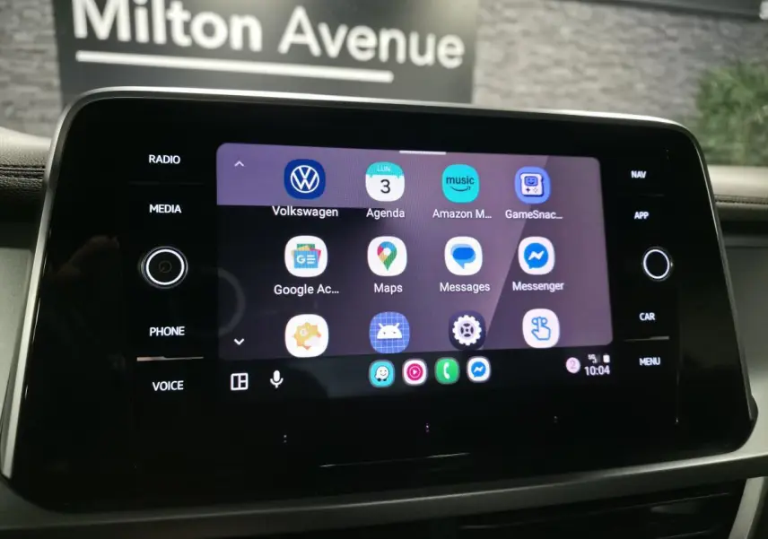 Écran tactile central du Volkswagen T-Roc 2024 affichant l'interface multimédia avec applications connectées.
