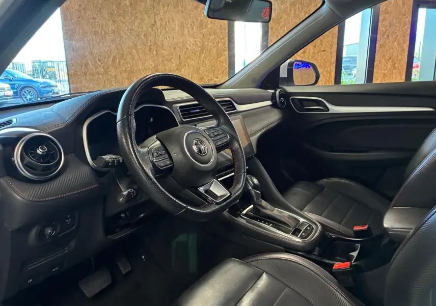 Intérieur noir du MG ZS 1.0 TGDI 111 BVA Luxury 2022, vue côté conducteur avec volant cuir et console centrale.