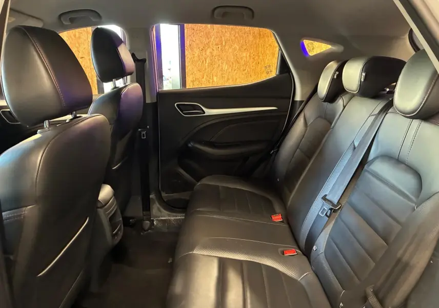 Vue intérieure arrière côté droit du MG ZS 2022 avec sièges en cuir noir et ceintures de sécurité visibles.