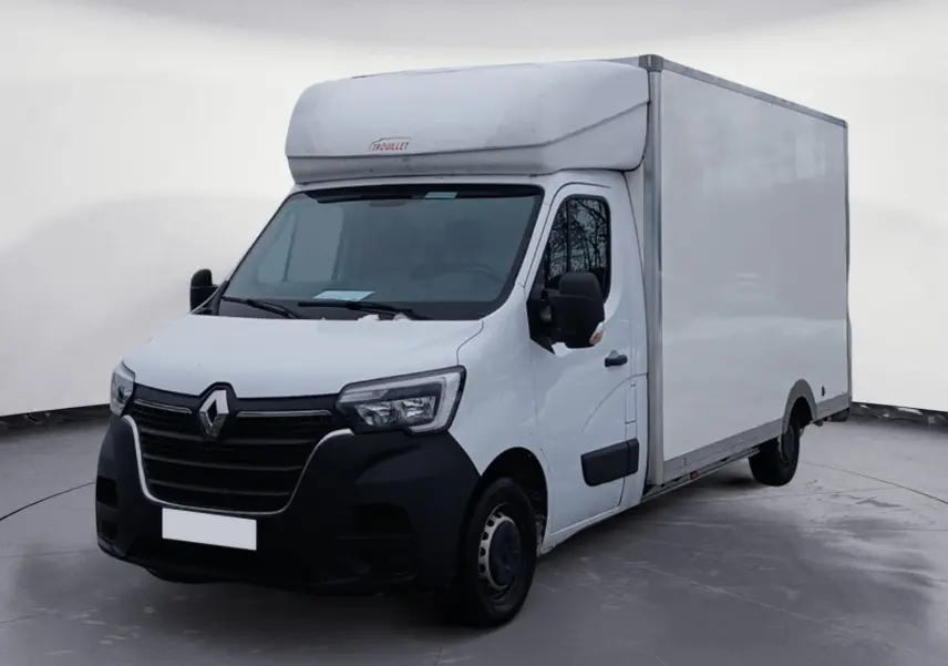 Vue 3/4 avant droite d'un Renault Master blanc avec caisse de livraison haute et calandre noire.
