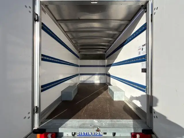 Vue intérieure arrière du coffre blanc du Renault Master 2023, caisse de 20m3 avec rails bleus et plancher sombre.