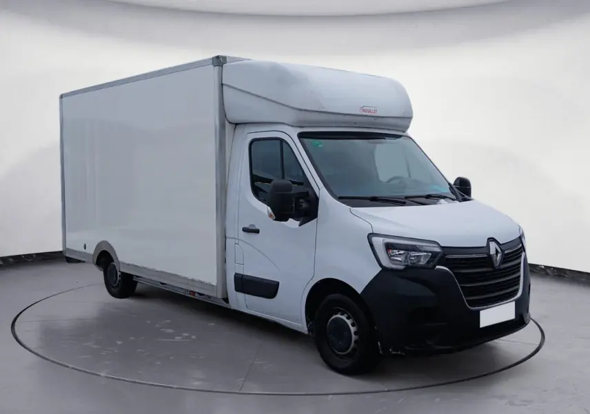 Renault Master blanc en 3/4 avant droit, fourgon caisse 20m3 avec calandre noire et toit surélevé marqué Trouillet.