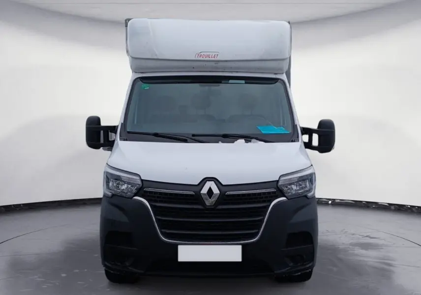 Vue frontale d’un Renault Master blanc 2023 avec caisse haute et calandre noire distinctive.