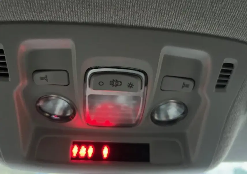 Plafonnier intérieur de Citroën C3 Shine 2023 avec boutons d’éclairage et affichage digital rouge.