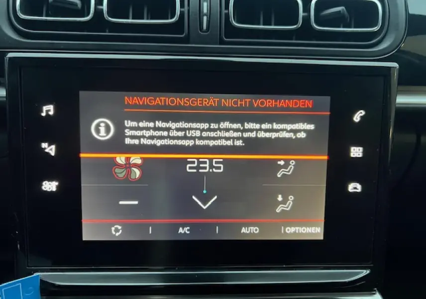 Écran tactile central de la Citroën C3 Shine 2023 affichant le réglage de climatisation à 23,5°C.