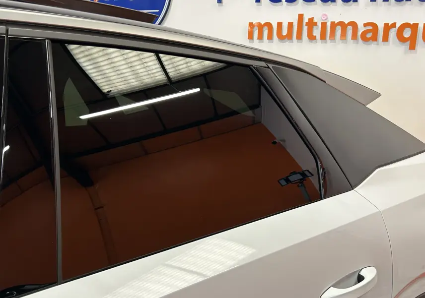 Détail du vitrage arrière teinté et cadre noir sur le côté gauche d’un Peugeot 3008 blanc Okenite 2026.