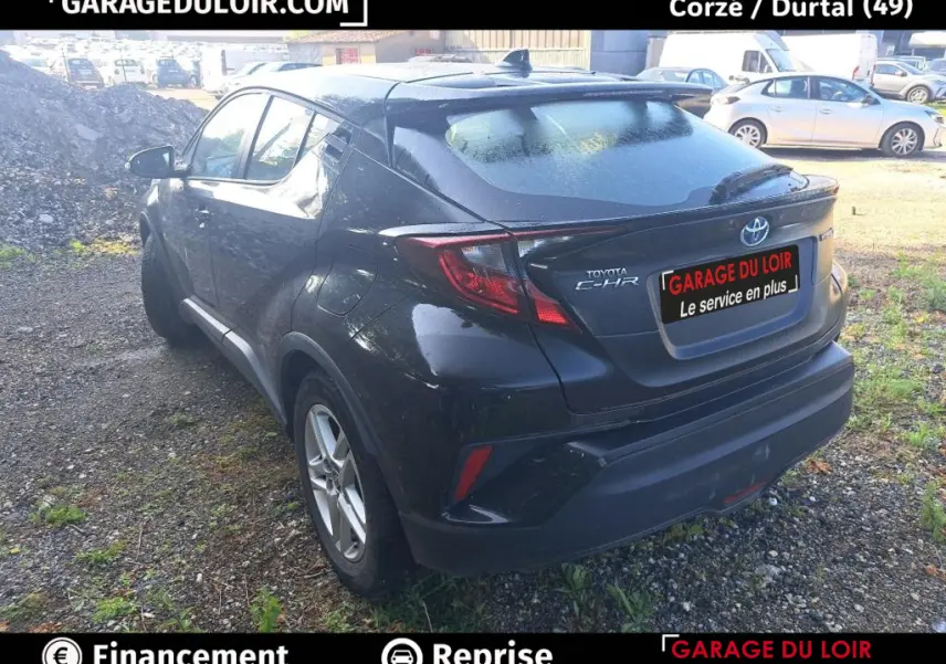 Vue 3/4 arrière droite d'un Toyota C-HR noir 2023 avec feux arrière LED et toit surélevé.