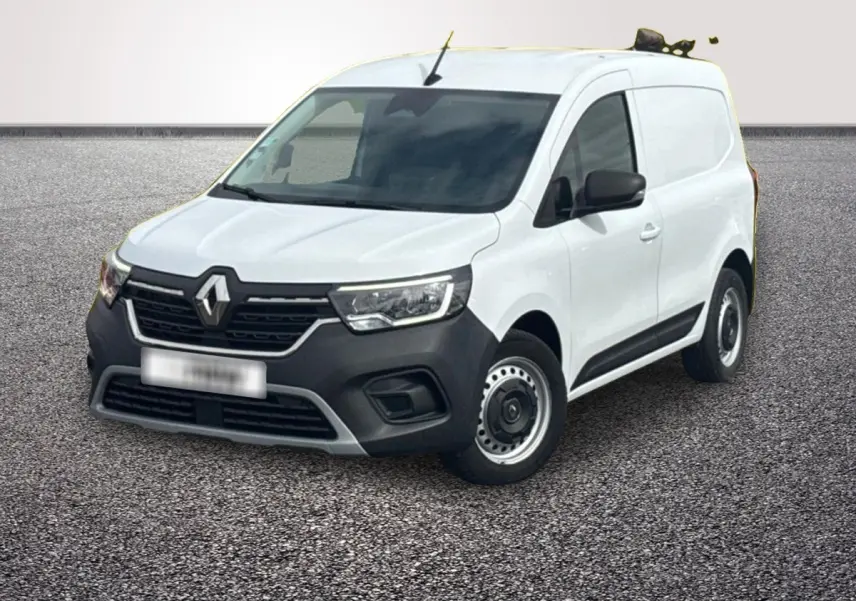 Renault Kangoo blanc en 3/4 avant droit, avec pare-chocs noir mat et jantes acier simples.