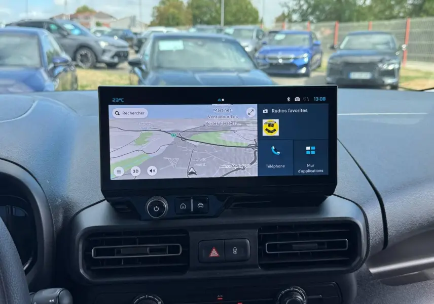 Vue intérieure centrée sur l’écran tactile du tableau de bord du Citroën Berlingo Fourgon XL Diesel blanc Icy.
