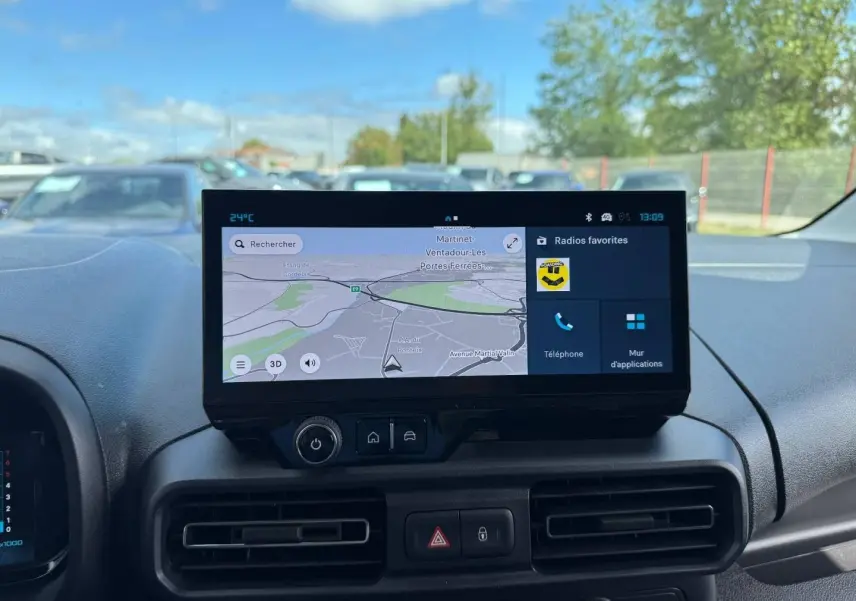 Vue intérieure du tableau de bord du Citroën Berlingo Fourgon XL 2026 avec écran tactile GPS et commandes centrales.